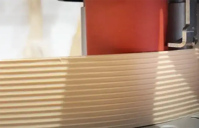 直線的な塗布ローラーにより、接着品質を安定＆最大化することができます。