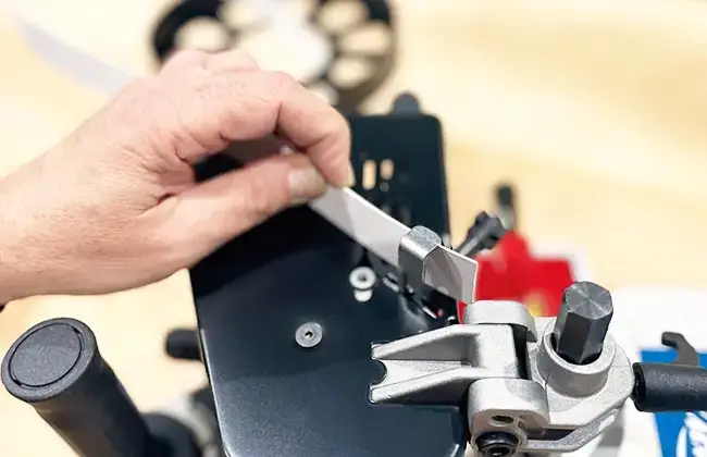 接着剤温度・エッジバンドの幅／厚み・板厚に対して簡単に調整可能