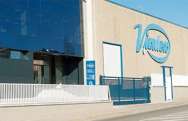 スペインのビルテックス社は、小型・中型エッジバンダーの開発で高い評価を得る、経験豊富な木工機械メーカーです。